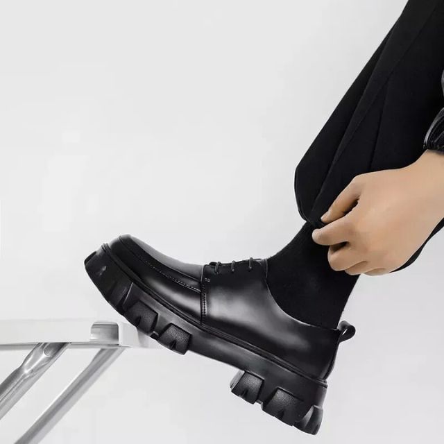 Modern men's low-top dress shoes, black finish, featuring a robust thick sole for superior comfort & style.