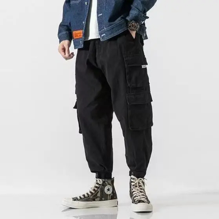 Versatile men's cargo joggers, ideal for both utility needs and casual comfort, with a modern tapered design.