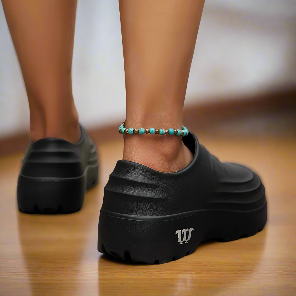 Professional men's waterproof clogs for hospitality, with orthopedic comfort & sturdy design.