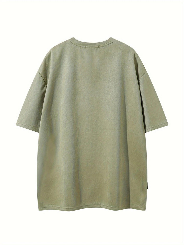 Back view of a men's solid color oversized t-shirt. Relaxed fit, comfortable, ideal for everyday casual wear.