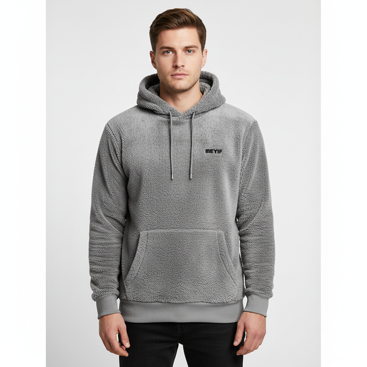 Full-length view of a model wearing the men's Paul padded fleece hoodie, warm and stylish.