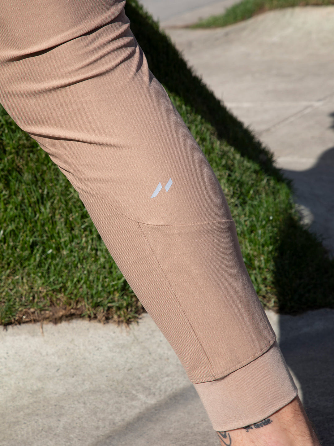 Men's performance joggers with practical pockets, enhancing utility & activewear style.