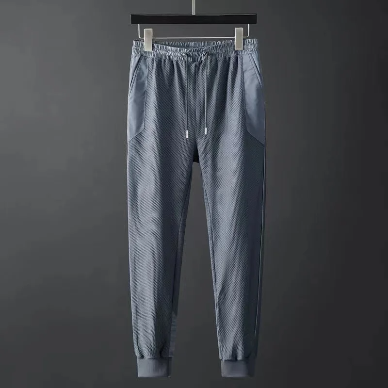 Stylish men's streetwear techwear tracksuit, black hoodie and joggers for a modern urban look.