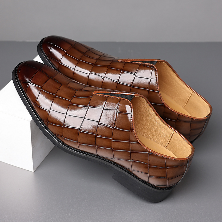 Sleek men's professional leather dress shoes, ideal for office wear and elegant formal occasions.