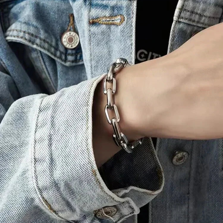 Stylish men's chain bracelet in polished stainless steel. A versatile men's accessory, perfect for modern fashion.