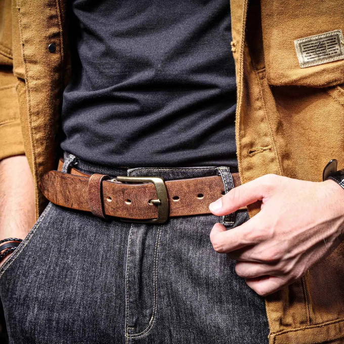 Versatile men's brown cowhide leather belt, an essential fashion accessory for durable, timeless wear.