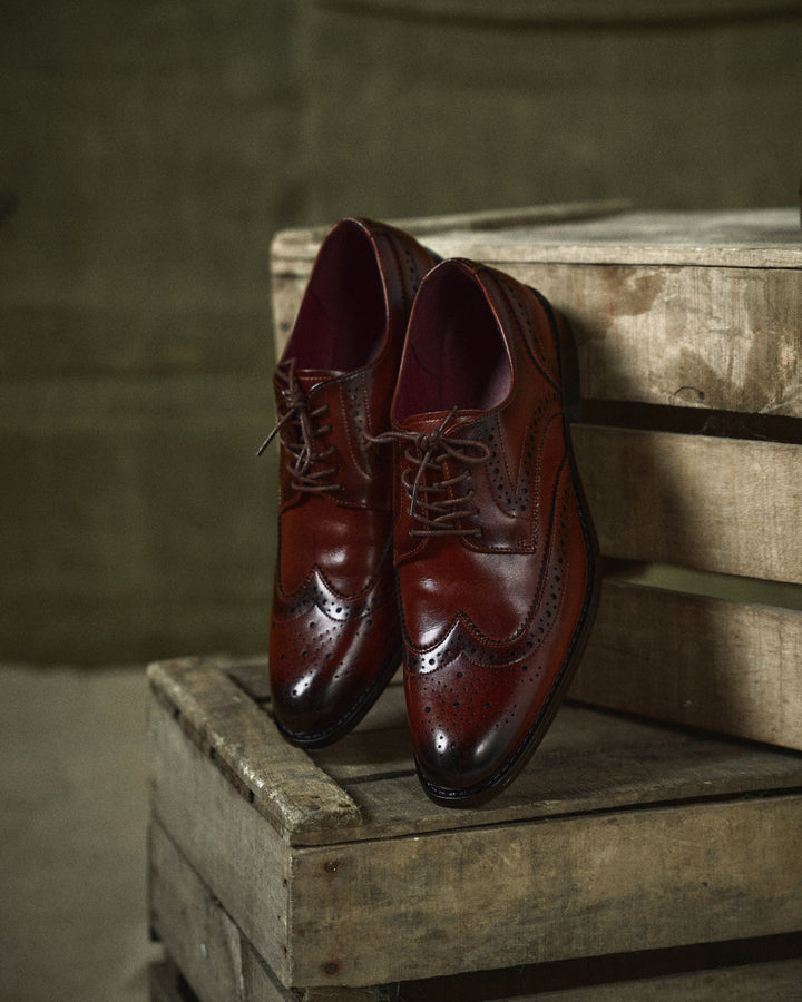 Sophisticated men's leather brogue Oxford dress shoes, premium quality for a refined formal or casual look.