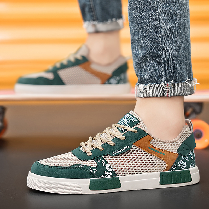 Versatile men's casual sneakers, great for daily wear, combining fashion & comfort.