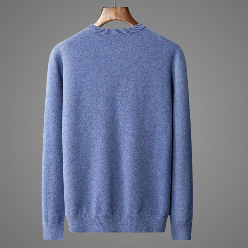 Stylish men's casual long-sleeve pullover sweater, perfect for comfortable everyday winter fashion.