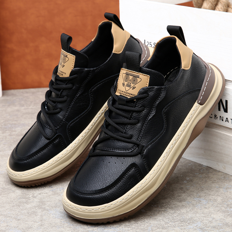 Detail of men's premium walking sneakers, highlighting comfort features & crafted quality.