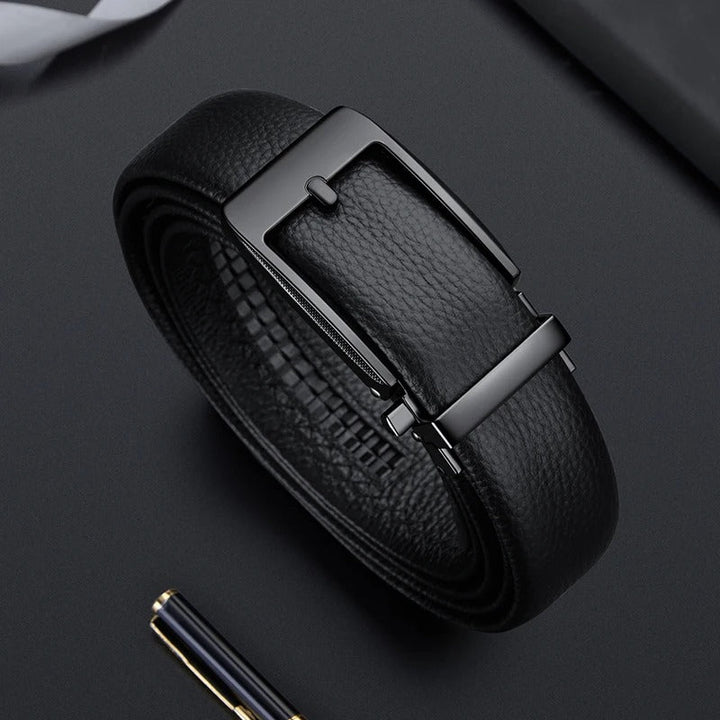 Classic men's durable cowhide leather belt, an essential fashion accessory for everyday wear.