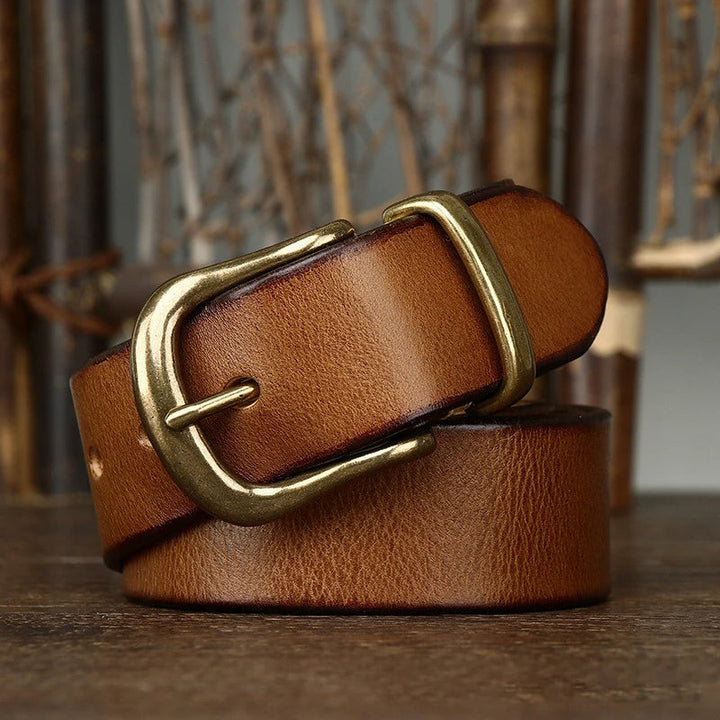 Men's full-grain leather belt, a reliable and stylish men's accessory for any wardrobe.
