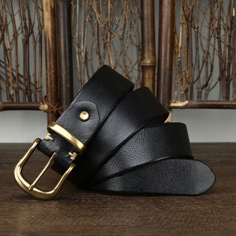 Classic men's full-grain leather belt, ideal for everyday wear, combining durability and fashion.