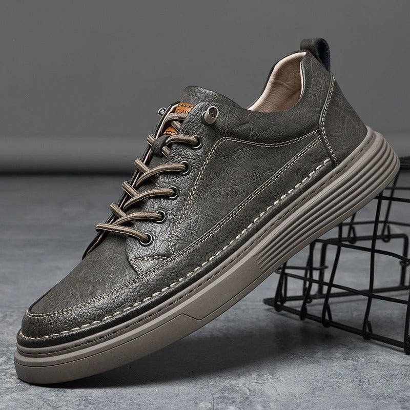 Comfortable men's leather walking sneakers, perfect for everyday wear and lasting durability.