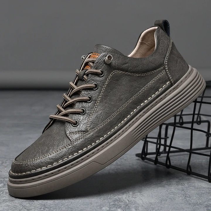 Comfortable men's leather walking sneakers, perfect for everyday wear and lasting durability.
