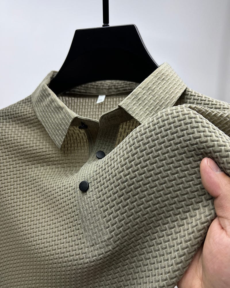 Modern men's collared polo shirt, performance fabric, ideal for versatile everyday style.