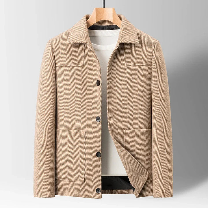 Versatile men's herringbone jacket in a tailored fit, perfect for both casual and formal occasions. Classic style.