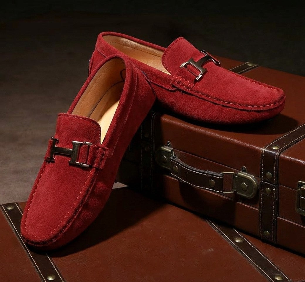 Refined men's loafers, excellent for smart casual and business attire. Comfortable slip-on shoes for versatile men's fashion.