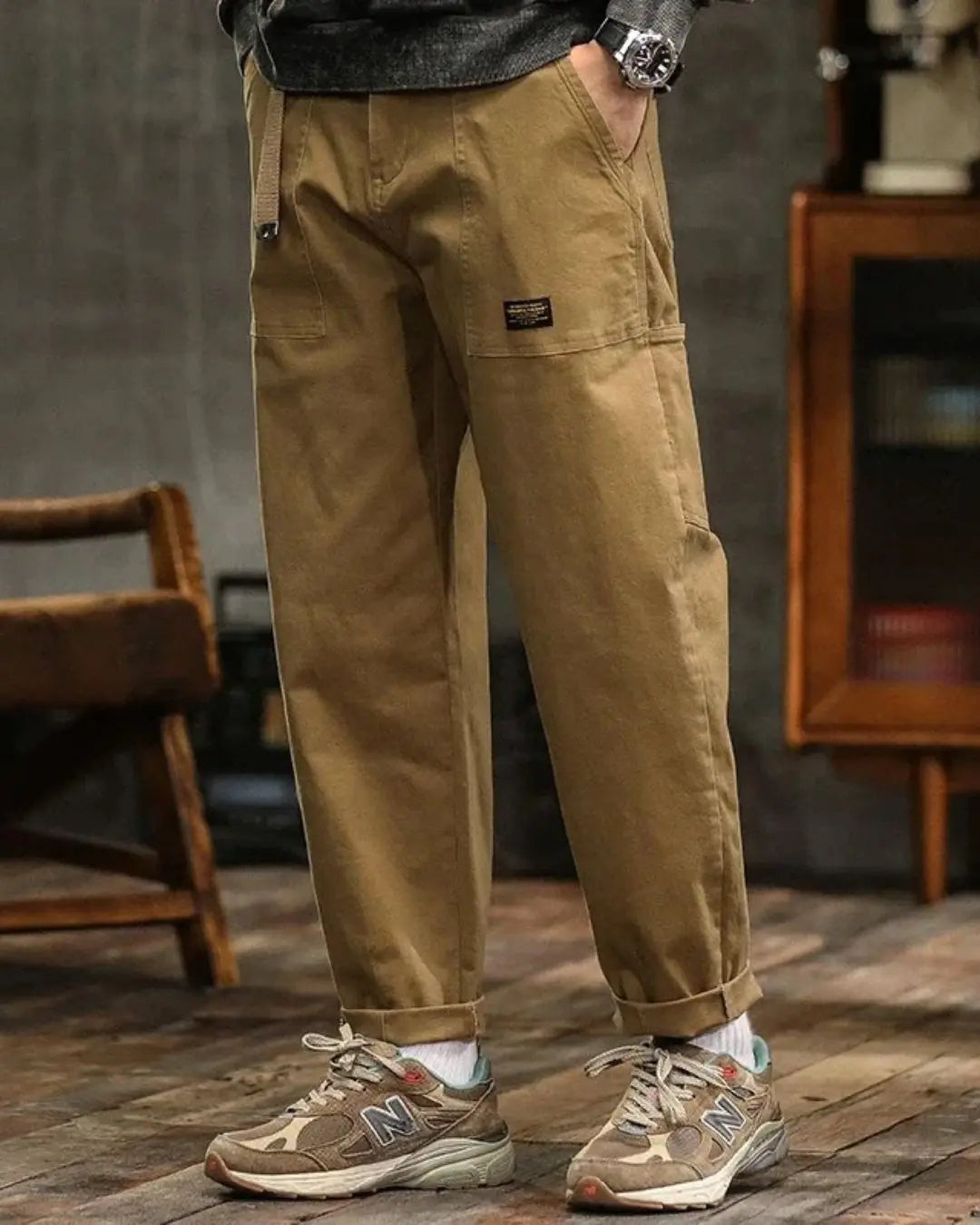 Stylish men's relaxed fit cargo pants, a versatile multi-pocket design for modern casual fashion.