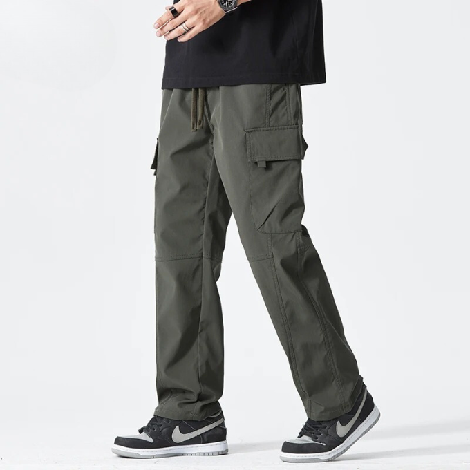 Stylish men's relaxed fit cargo pants featuring utility pockets, perfect for activewear & casual apparel.