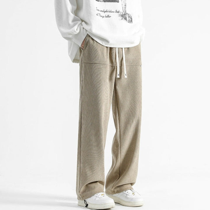 Stylish men's corduroy pants with drawstring, relaxed fit, for everyday comfort.
