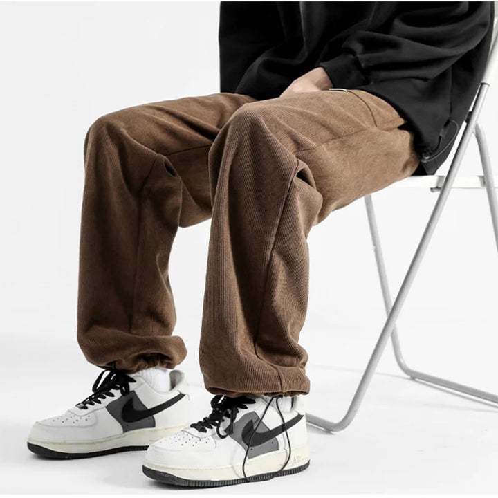 Men's casual corduroy pants, relaxed fit, ideal for stylish all-season fashion.