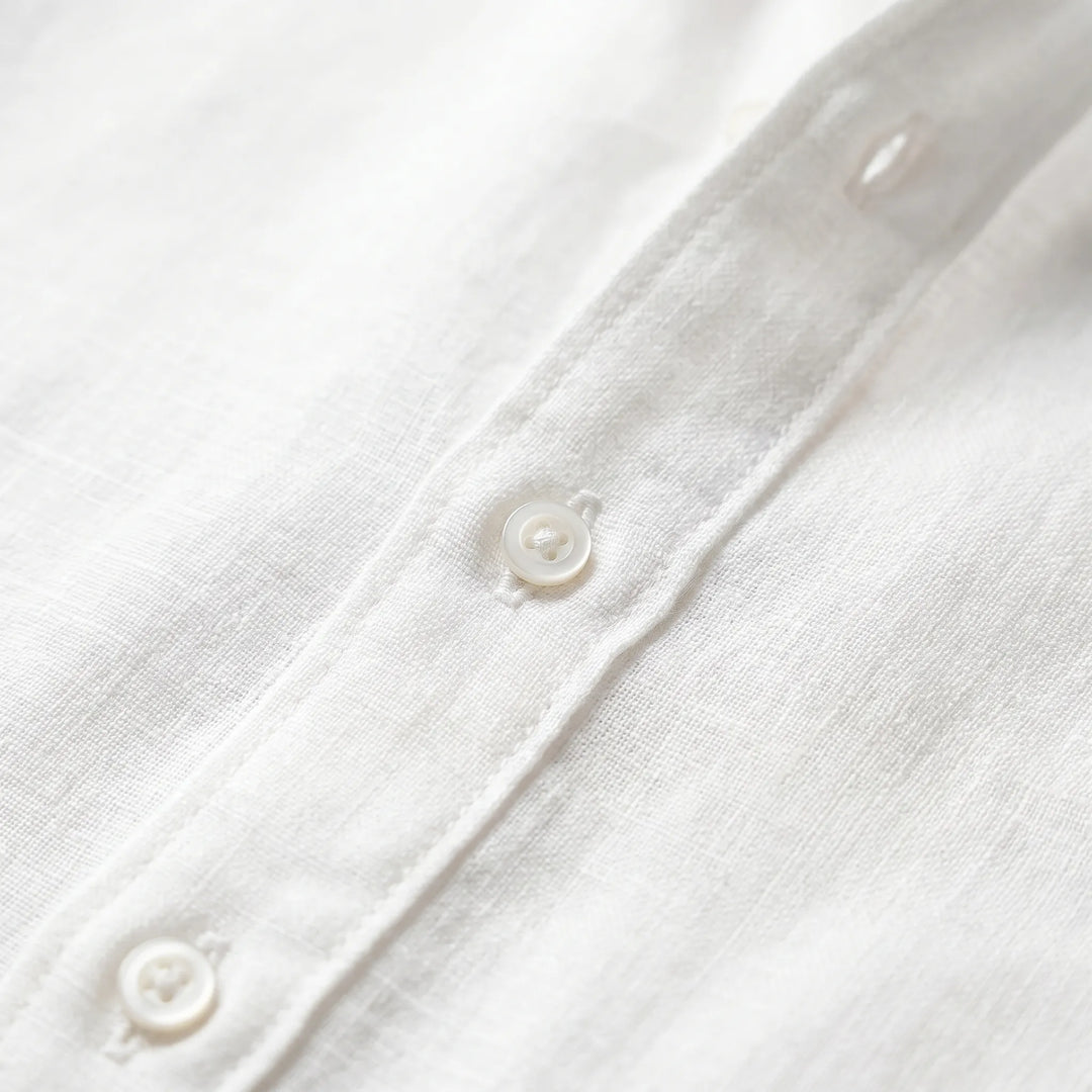 Versatile men's button-up shirt. Long sleeves & relaxed fit for everyday casual style.