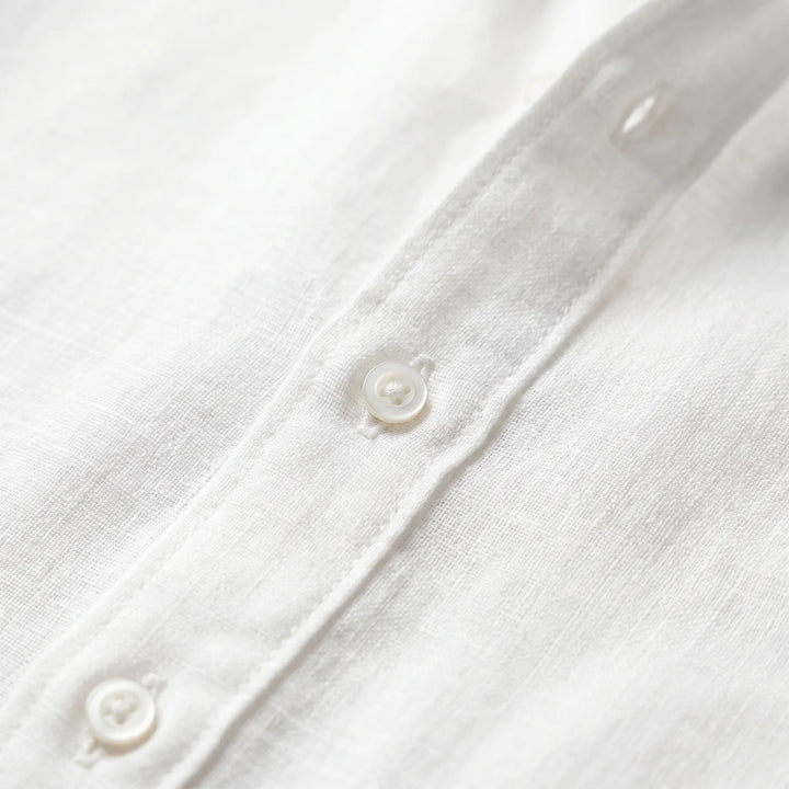 Versatile men's button-up shirt. Long sleeves & relaxed fit for everyday casual style.