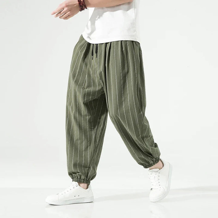 Versatile men's lounge pants in a relaxed fit, ideal for leisurewear, daily use, with elastic cuffs.