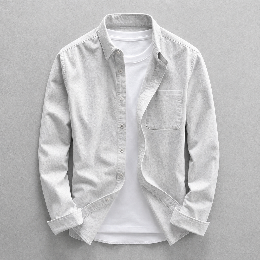 Comfortable men's relaxed fit Oxford shirt, long-sleeve design for easy, everyday wear and relaxed styling.