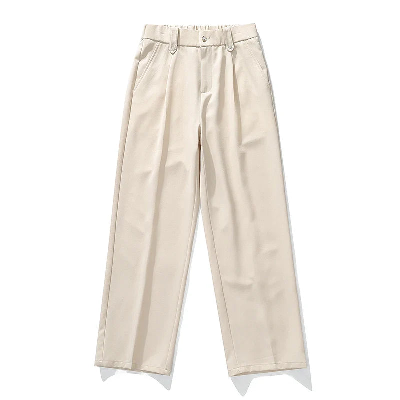 Stylish pleated men's dress trousers in relaxed fit, offering comfort and modern sophistication. Men's fashion.