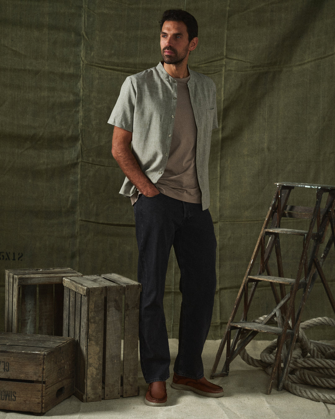 Men's warm weather short sleeve shirt, relaxed fit, stand collar, stylish and comfortable.