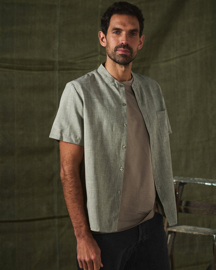 Summer men's relaxed fit short sleeve shirt, solid color, stand collar, casual and comfortable.