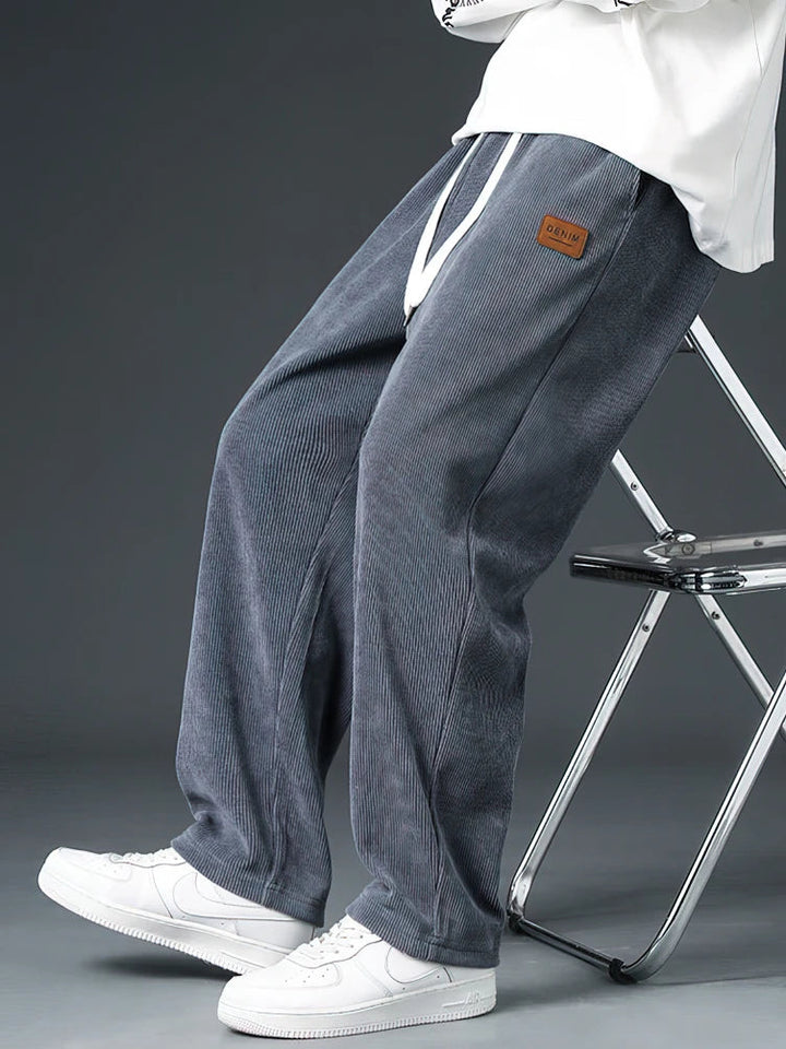 Stylish men's relaxed straight-leg pants for versatile casual wear, offering an easy, comfortable fit and modern look.