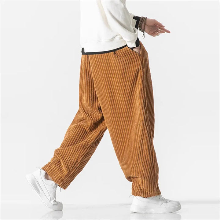 Comfortable men's relaxed fit pants, designed for everyday style and ease, showcasing a modern silhouette.