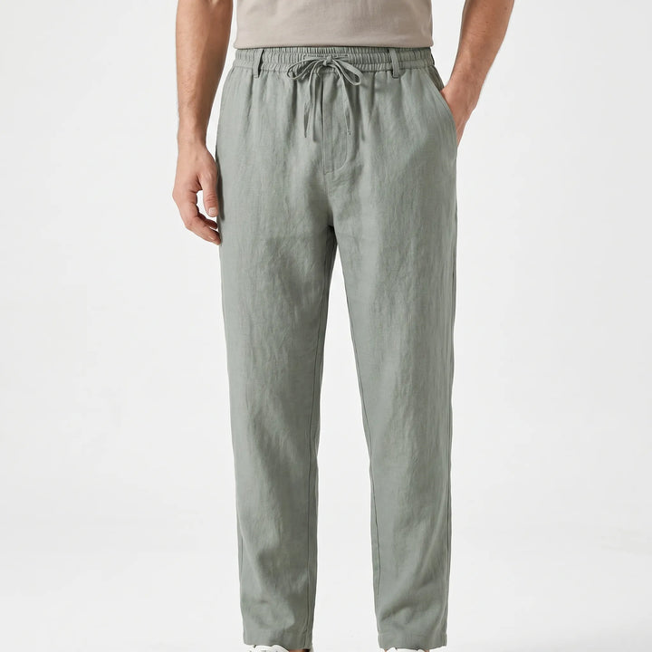 Casual men's ankle-length summer pants. Versatile, relaxed fit for everyday fashion.