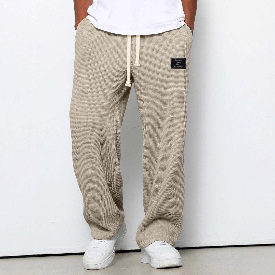 Casual men's bottom: relaxed fit waffle knit trousers, comfortable for everyday wear.