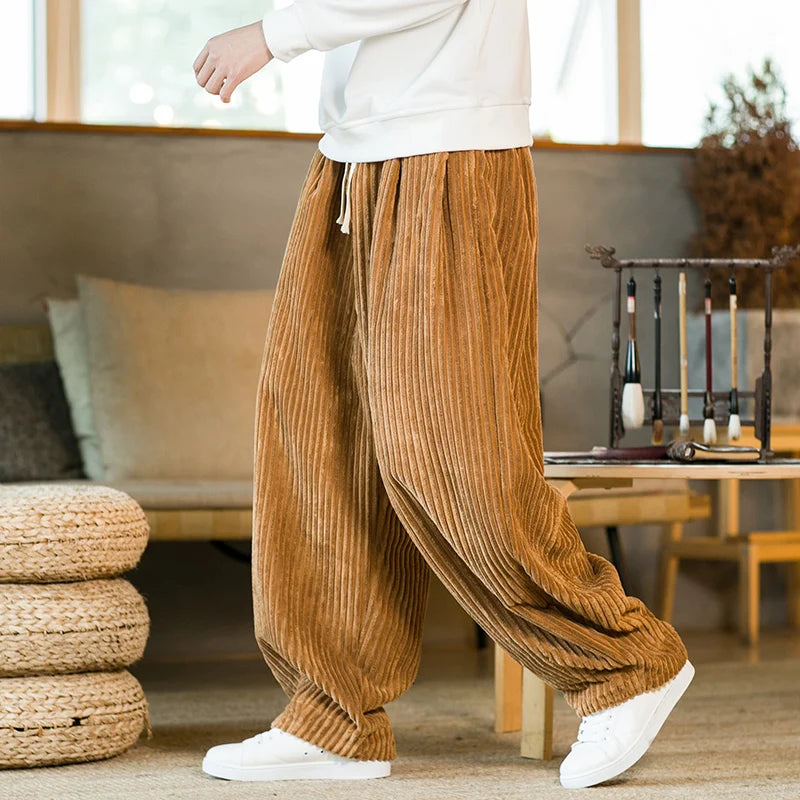 Men's relaxed fit weekend pants, comfortable and versatile, perfect for leisure and casual wear.
