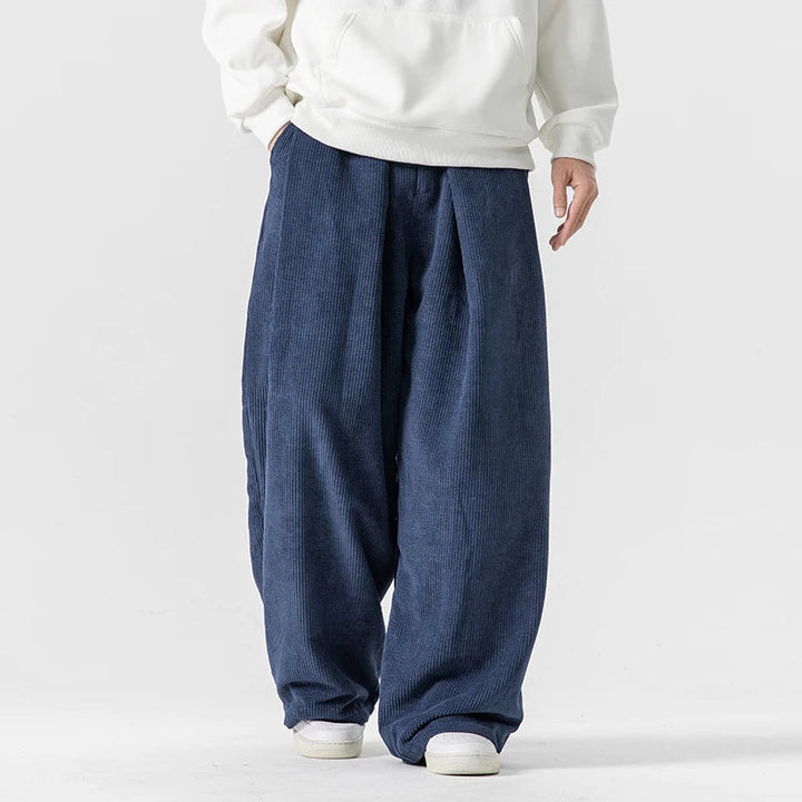 Stylish men's wide-leg trousers, relaxed fit for casual 90s fashion. Comfortable and versatile daily wear pants.