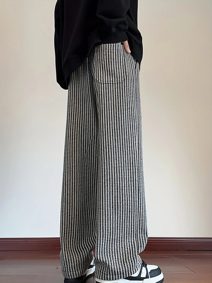 Streetwear-inspired men's relaxed straight-leg trousers, offering elevated comfort for any outfit.