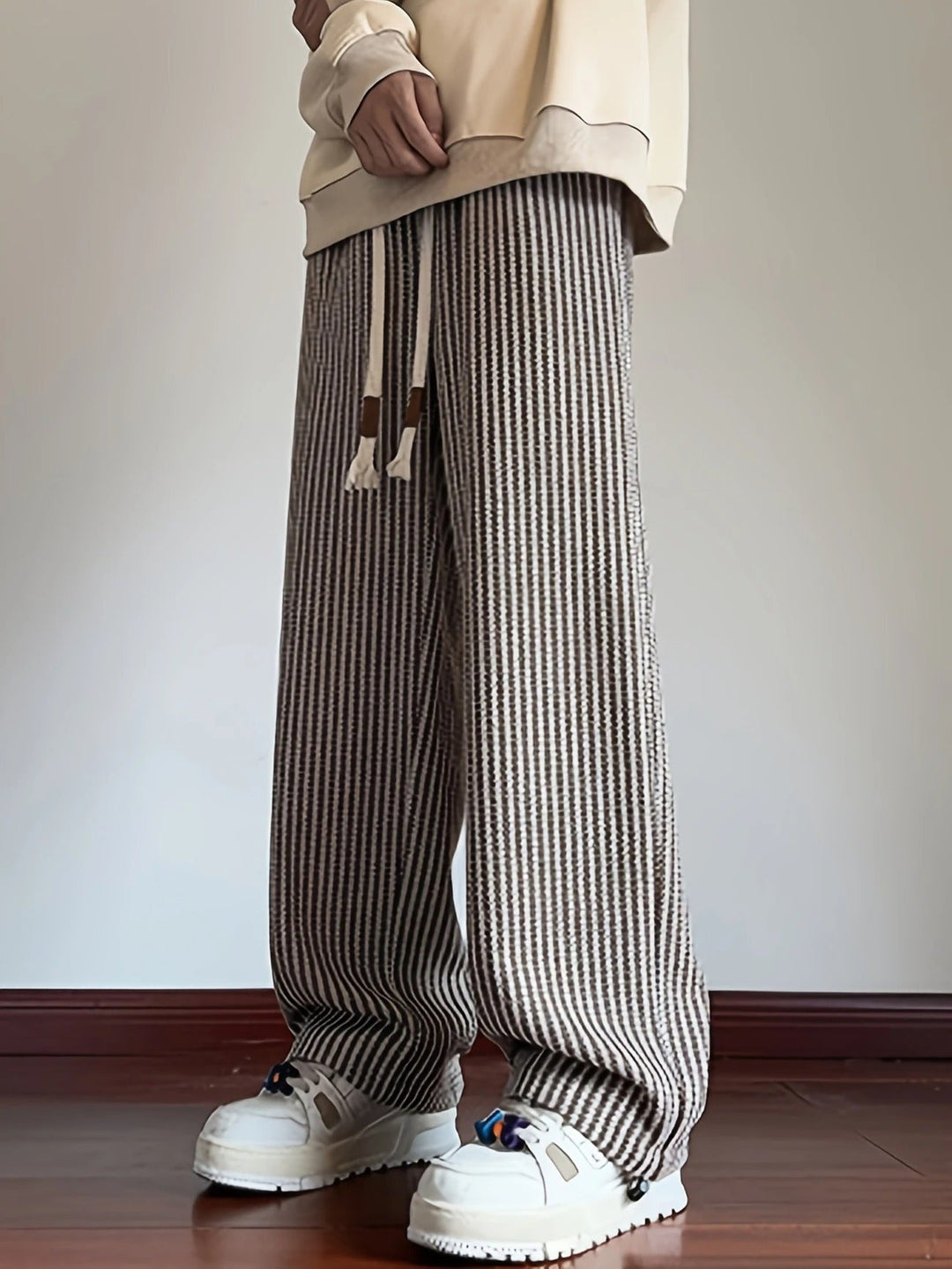 Men's fashion relaxed fit straight-leg trousers, ideal for modern streetwear looks.