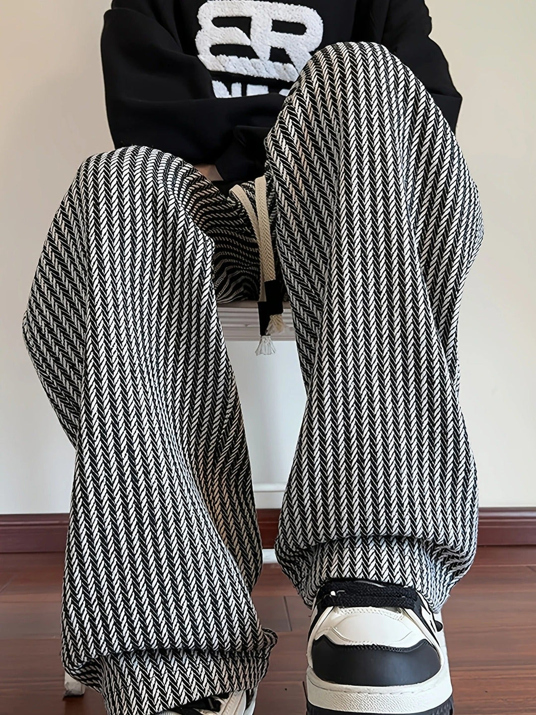 Relaxed straight-leg men's trousers, comfortable everyday pants for modern streetwear.
