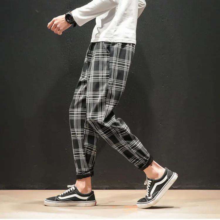Casual men's plaid bottoms, versatile and comfortable, ideal for relaxed yet stylish modern outfits.