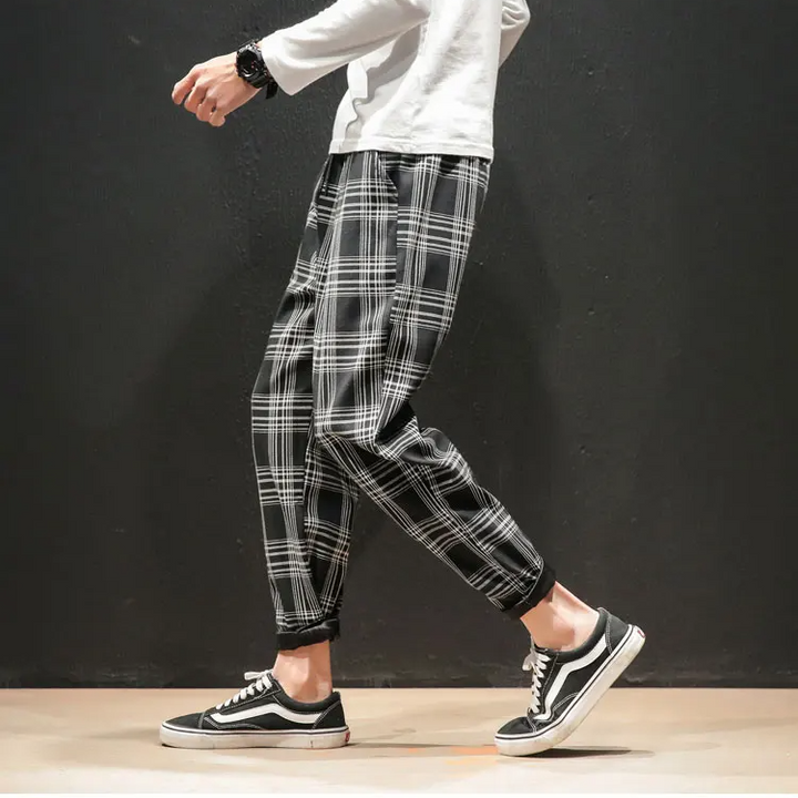 Casual men's plaid bottoms, versatile and comfortable, ideal for relaxed yet stylish modern outfits.