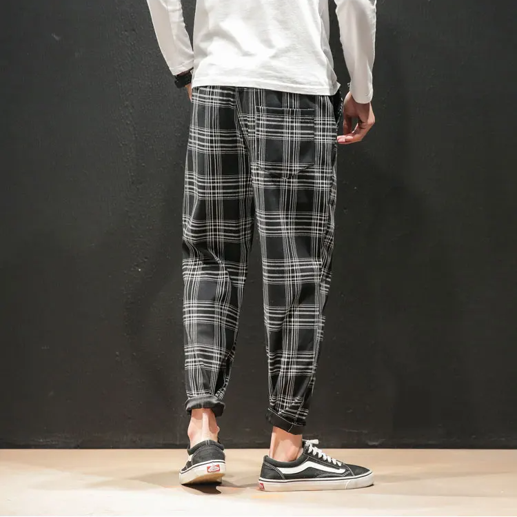 Versatile men's plaid trousers, designed for modern style and comfort, suitable for any occasion.