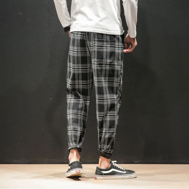 Versatile men's plaid trousers, designed for modern style and comfort, suitable for any occasion.