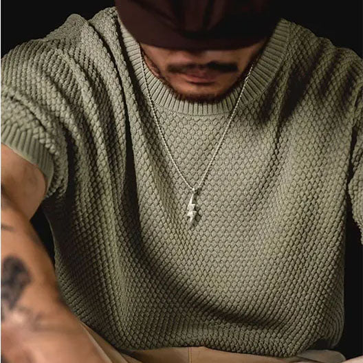Lightweight men's retro knit tee for summer. Short-sleeve top with vintage charm, ideal for casual and stylish looks.