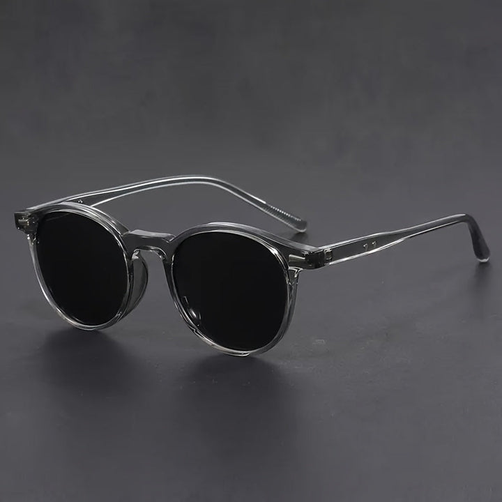 Men's retro round tortoiseshell sunglasses with a lightweight frame, perfect for vintage style and daily wear.