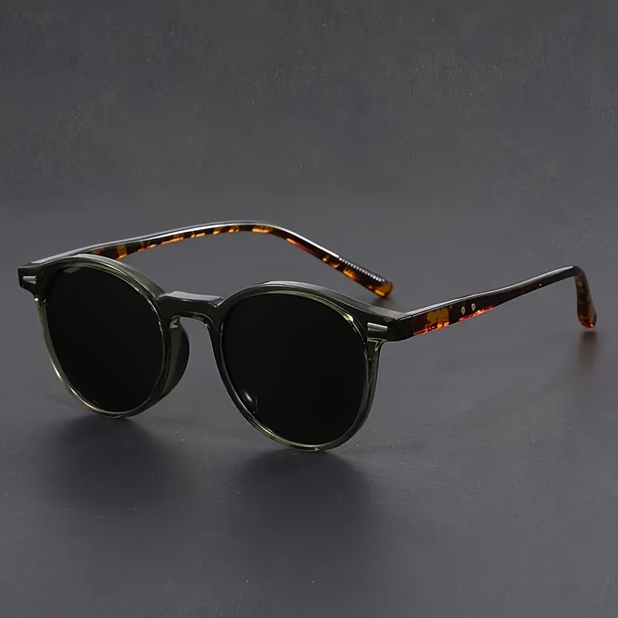 Stylish men's retro round sunglasses featuring a classic tortoiseshell pattern & light, comfortable frame for fashion.
