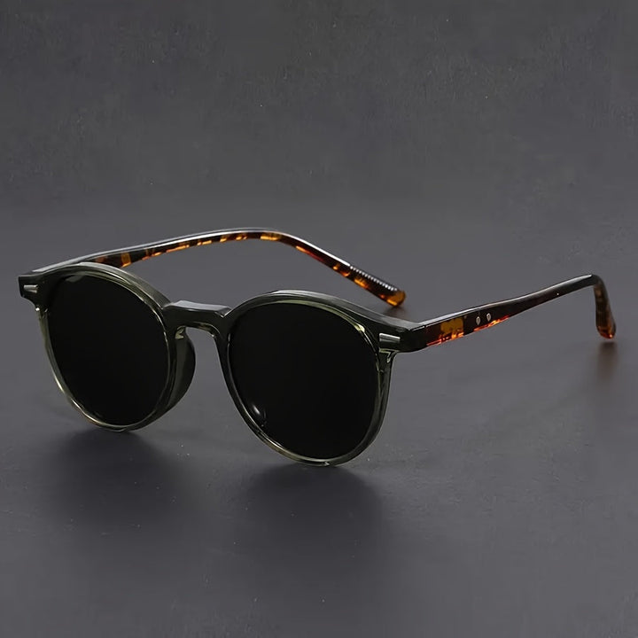 Stylish men's retro round sunglasses featuring a classic tortoiseshell pattern & light, comfortable frame for fashion.